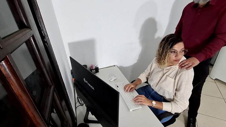 Gabi SweetCouplesStories: Nękanie w pierwszy dzień pracy.