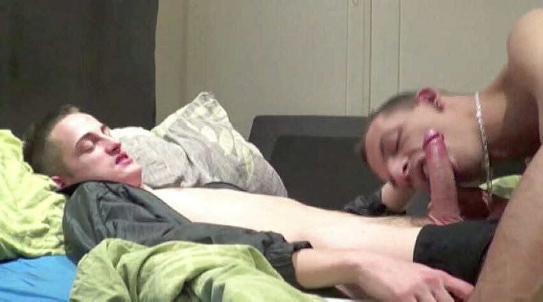 Sneaker gay: Proste węszą trampki dolnego geja