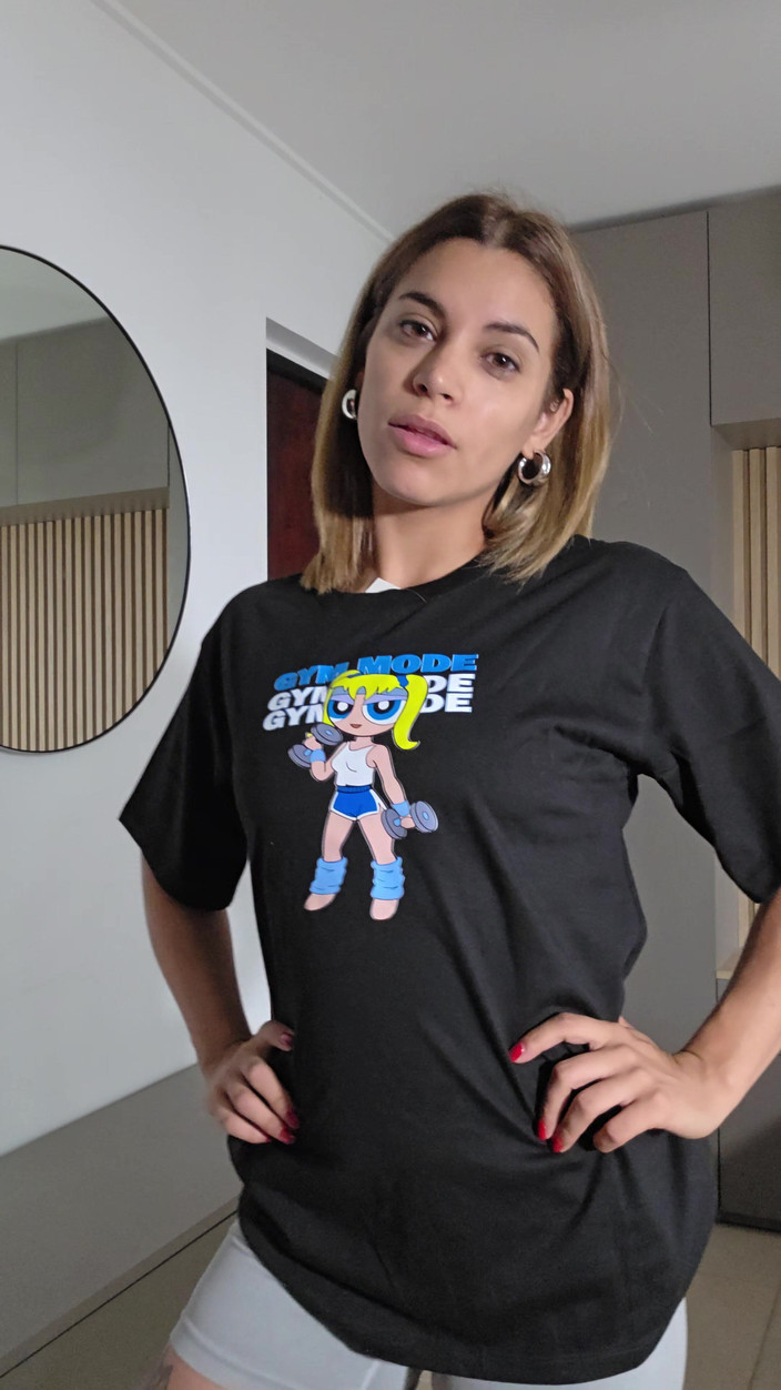 Young big apple: मैं उन्हें मॉडल करने के लिए बहुत सारे नए कपड़े पहनने की कोशिश करता हूं। क्या आपको मेरा दिखने का तरीका पसंद है?