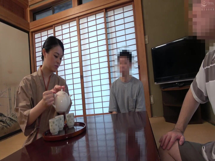 Raptor Inc: Boşanmadan yeni çıkmış bir kadın bir otelde garsonla lezbiyen seks yapıyor.