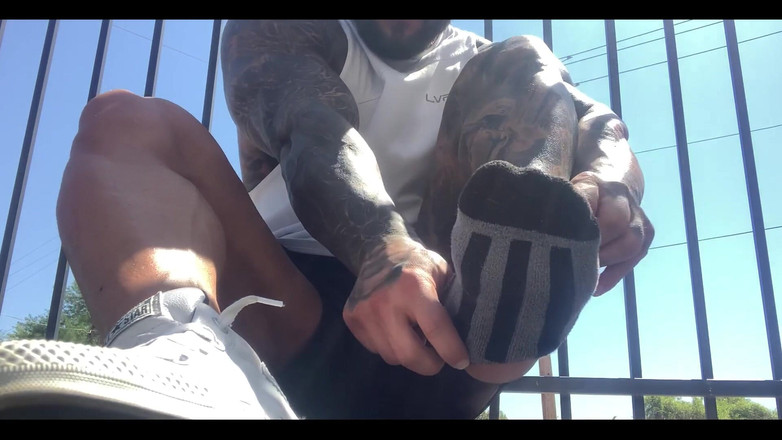 Jasons feet: 我在 UPS 外面