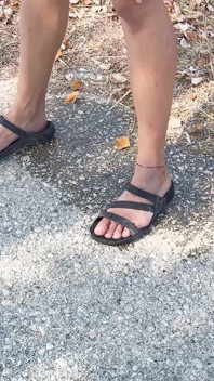 오후 산책에서 청바지와 팬티를 젖은 Talia