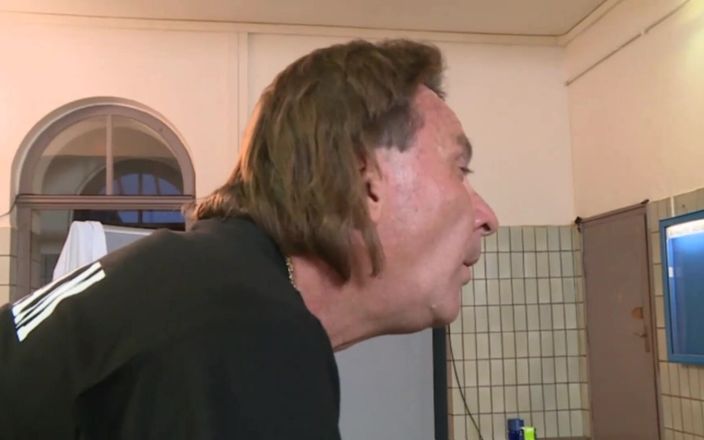 Deutschland porn: Onderdanige roodharige op zijn hondjes geneukt