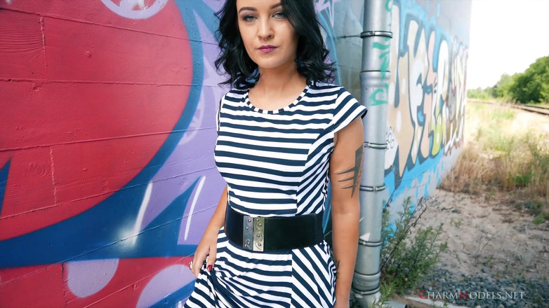 CharmModels: Lola Ash Glamour Video på Graffiti Wall