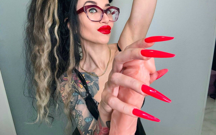 Julia domaina: 침을 뱉는 밝은 빨간 긴 손톱과 핸잡