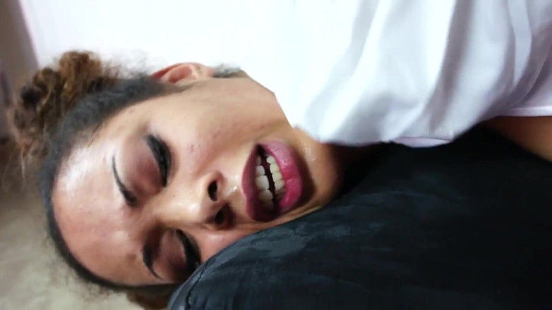 Model babe: Schöne ebenholz-dünne serena Ali lutscht und fickt einen großen schwanz