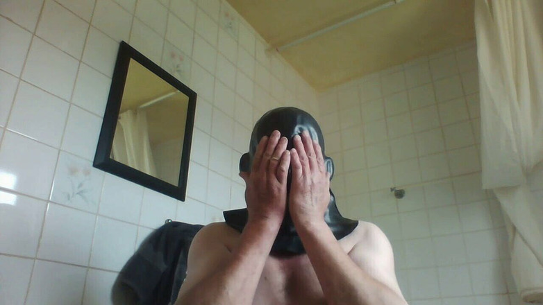 Jameschris1234: Maske ve gasmask deniyor