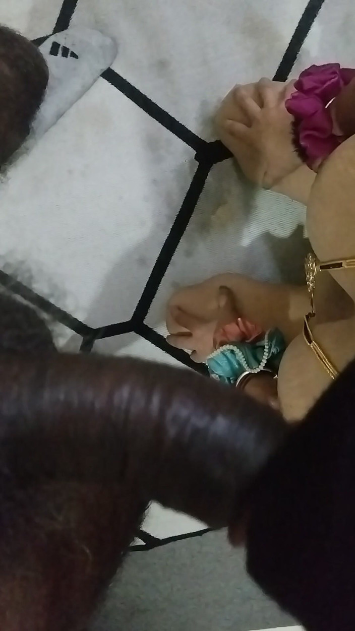 Anar Kali: Land Ko Chusa Kar Malish Korte