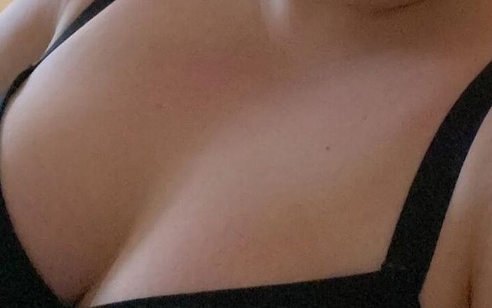 Amazing tits teasing clit: Naked time