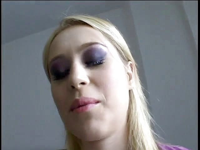 Dangerous Teens: Блондинка з чудовими цицьками лежить на ліжку, щоб її трахнути