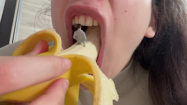 AmayaMori: Мачеха-великанша поедает банан, но видит