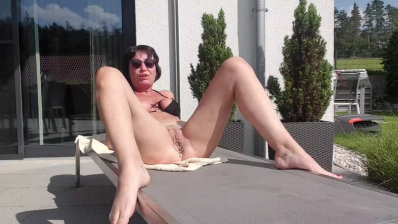 JulieEroticDress: Schizza mentre fa un bagno pubblico