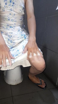 Travestito indossando un abito al collo in raso halter