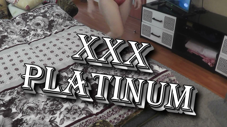 XXX-Platinum: 美しいセクシーな妻は、家のマッサージ師に招待されました。マッサージ師は脚、お尻、濡れた猫をマッサージします。熟女は乳首兼を刺激します。