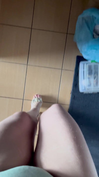 Відео від першої особи: прогулянка на підборах в квартирі