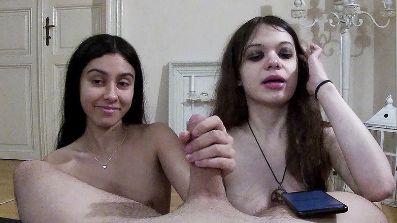 Dolls Cult: "Concours de branlettes ! Petite amie contre demi-sœur (deuxième caméra)"