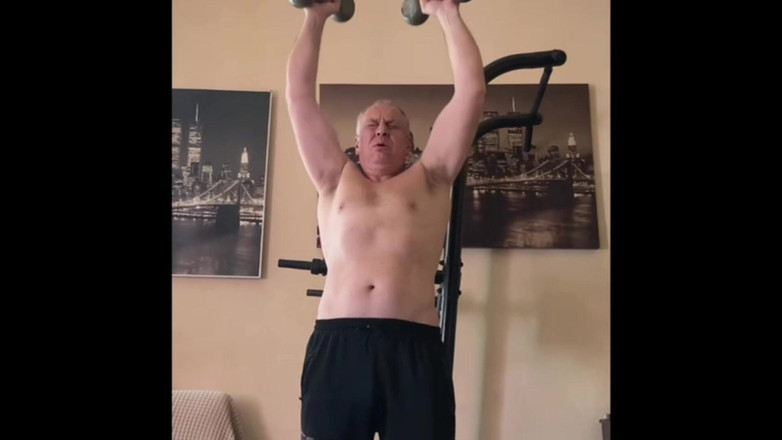 Alex Igogo: 집에서 헬스장에 가고, 담배 피우고 자위하고 있어요