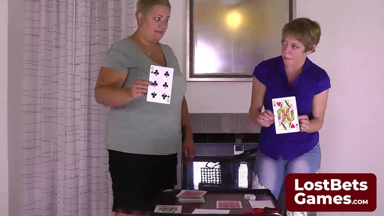 Lost Bets Games: Pecundang pertandingan strip terakhir, ditinggalkan hanya dalam bra-nya