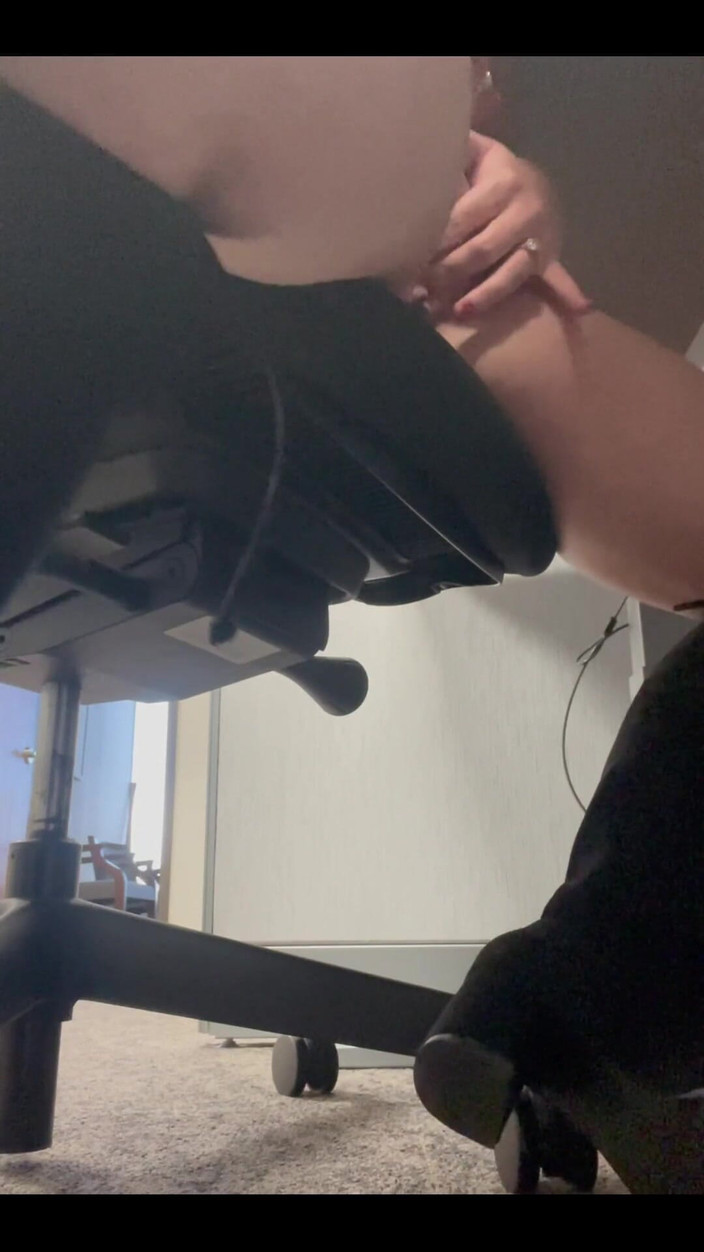 Josie Jaxxon: Masturbándose en la oficina