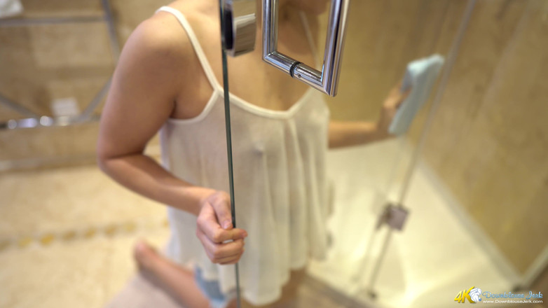 DownblouseJerk: Louise T - Mokre szczypce