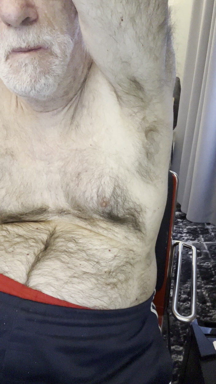 Coach Karl dude lodge: Axilas peludas do treinador Karl