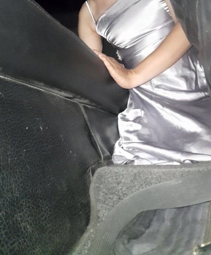 Naomisinka: Si masturba indossando un abito lungo di raso argento in...