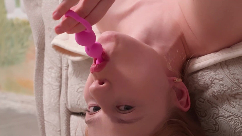 LopaLopa: Sofá se recuesta boca abajo y juega con bolas rosas