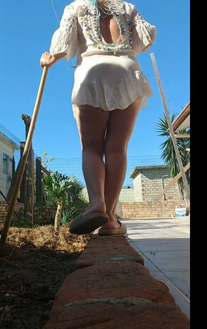 Priscila: 庭でパンティなしで見せびらかす継母