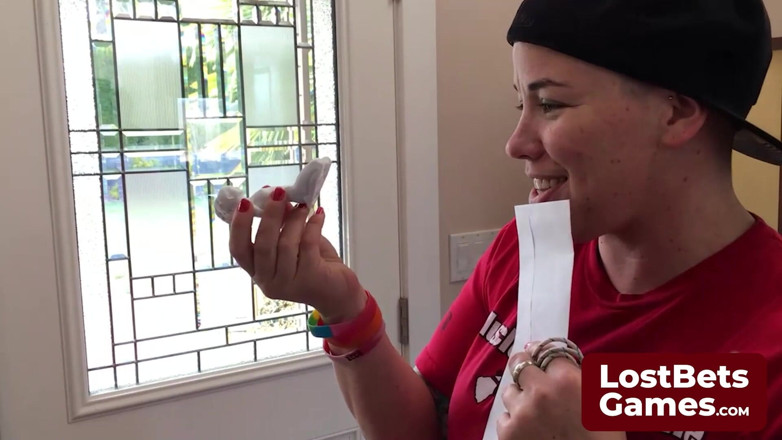 Lost Bets Games: Si Dia Berdiri Dengan Gembira Di Luar Rumah Bertatu pada...