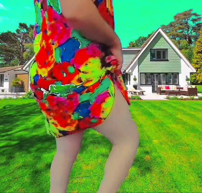 Kitty_Cross: 顽皮的 Femboy 在风的街上用裙子戏弄