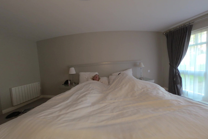 BlondeHexe VR: Tabu – Jen postel pro nevlastní sourozence