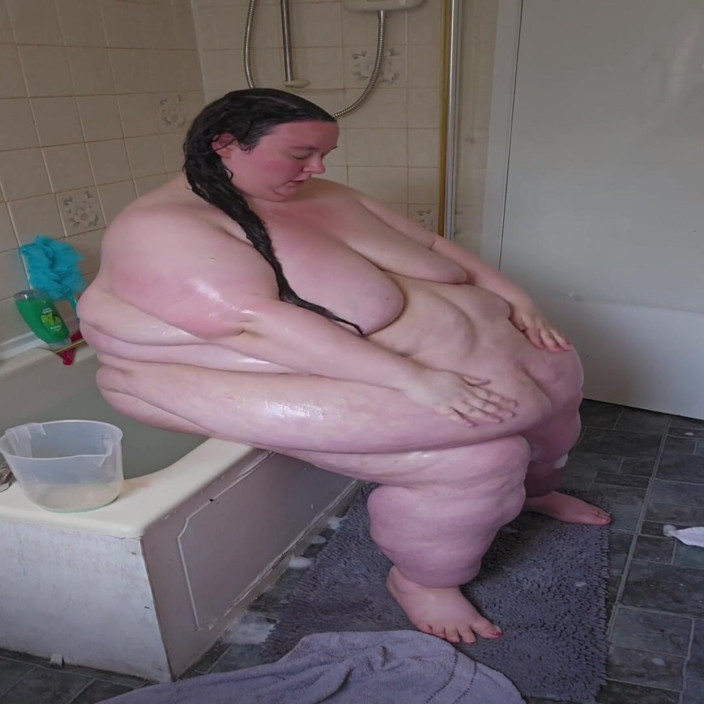 SSBBWLadyBrads: SSBBW バスルームでお風呂に入れないパート2
