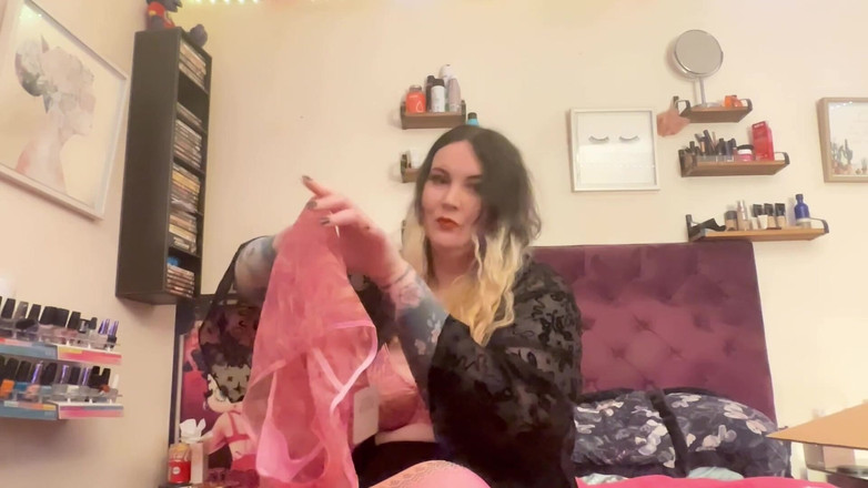 MissFFW: FFWが新しいランジェリーコレクションを様々なポーズで披露