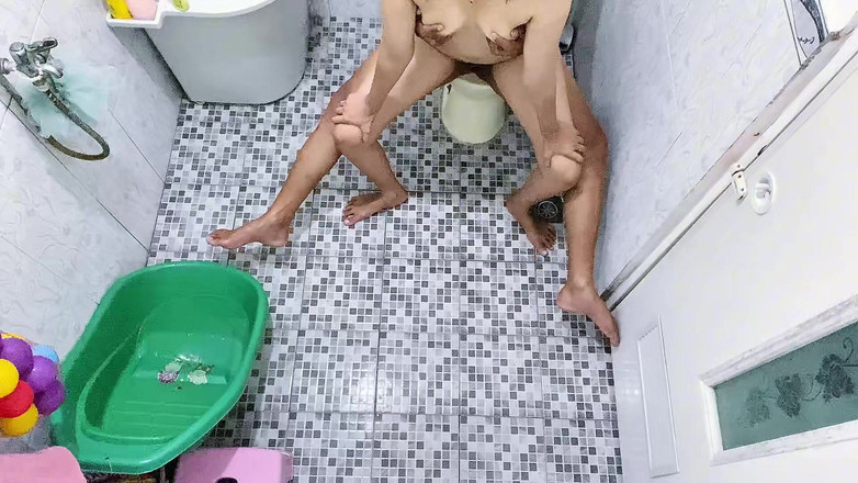 Bella Ivanka: Regarder un voisin se masturber dans la salle de bain