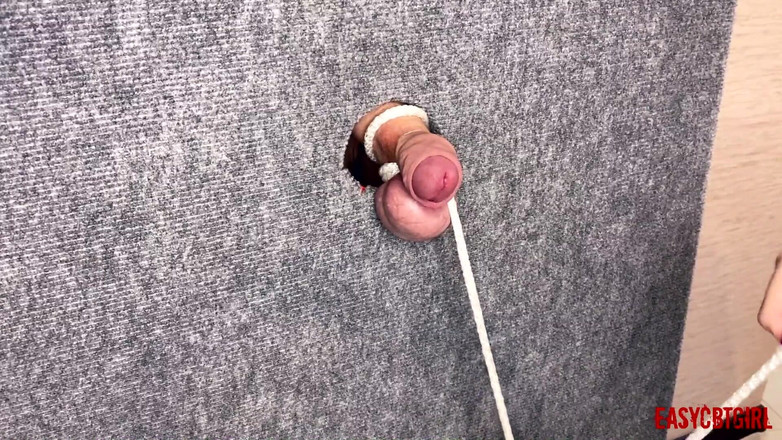 AnnyCandyPainboy: Stăpâna a legat strâns pula și coaiele sclavului, atârnând o șarjă de...