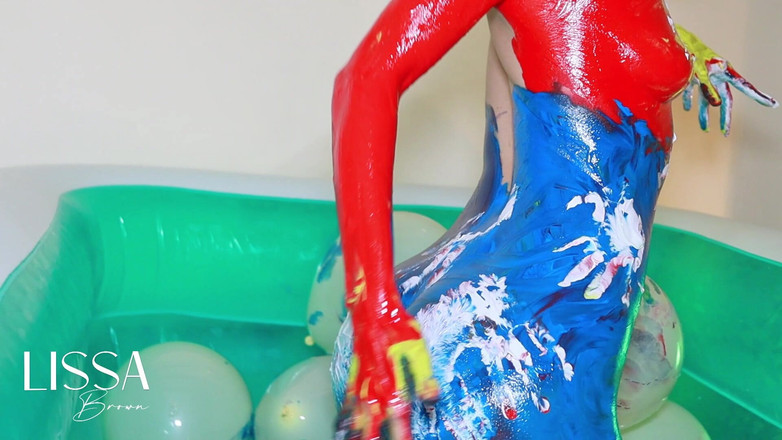 Lissa Brown: Špinavá a mokrá barva na tělo