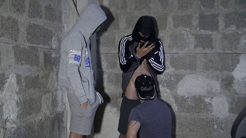 RAW FRENCH PIGS: Jess असली युवा स्ट्रेट्स दोस्तों को चूस रही है