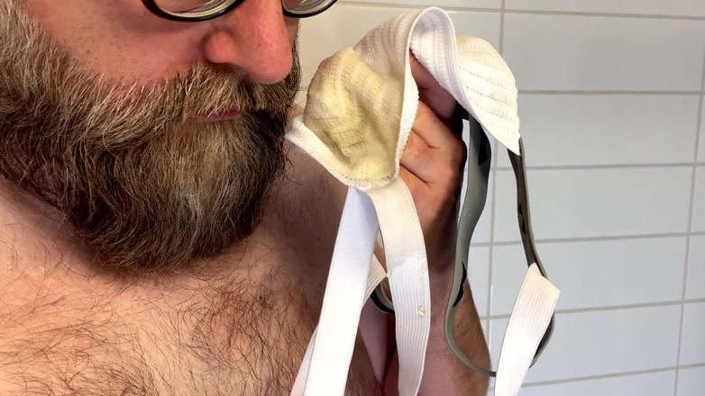 Beardedcummer: Kerel pist in zijn blanke jokken en scheten