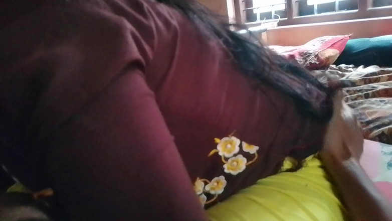 Skydreem1104: インドの主婦が夫のペニスを口に入れて良いフェラをする