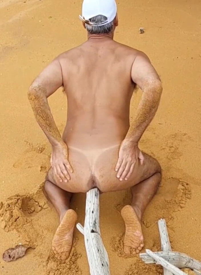 Ladysilvas: Ladysilva goală pe plajă excitată cu o pulă în cur