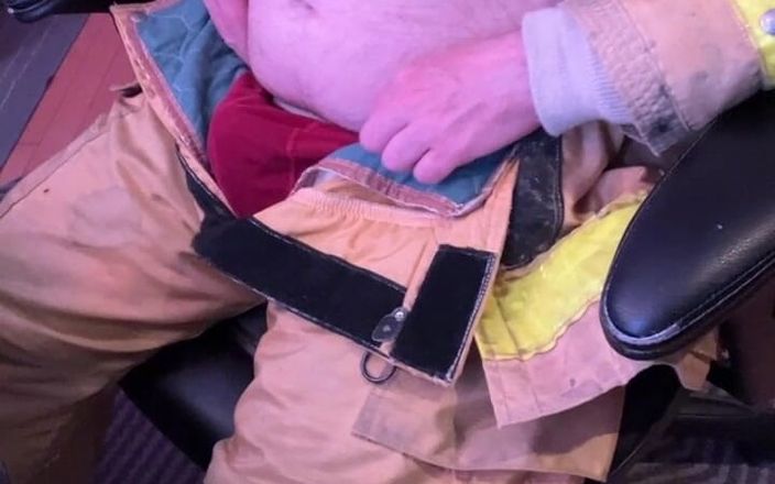 charli: Sborro sui pantaloni di turnout del pompiere