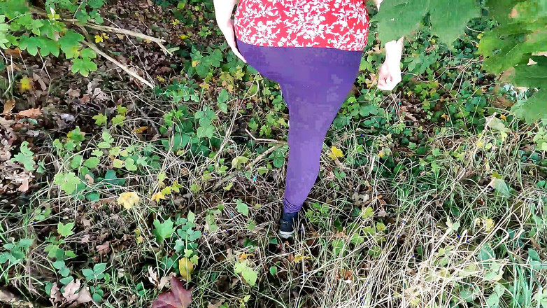 Bouncy Tits Action: 在老城堡里裸露的乳房被抽打