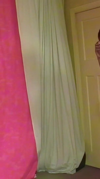 Un duo noir se bat et grappin dans de petits bikinis