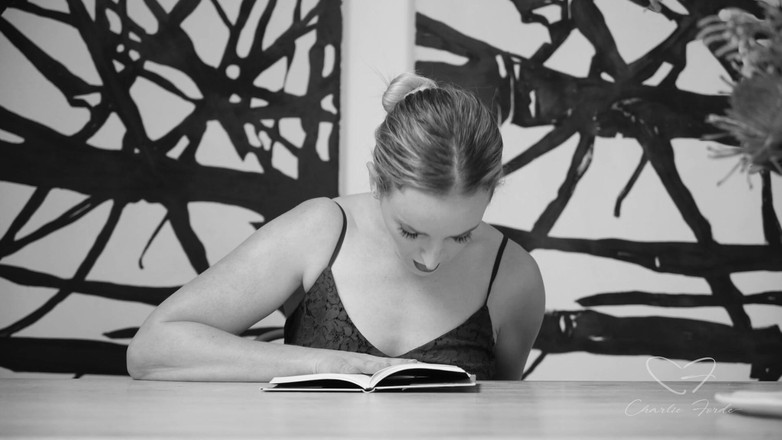 CharlieForde: チャーリー・フォード、アンバー・ムーアをフィーチャーしたヒステリック文学への頌歌