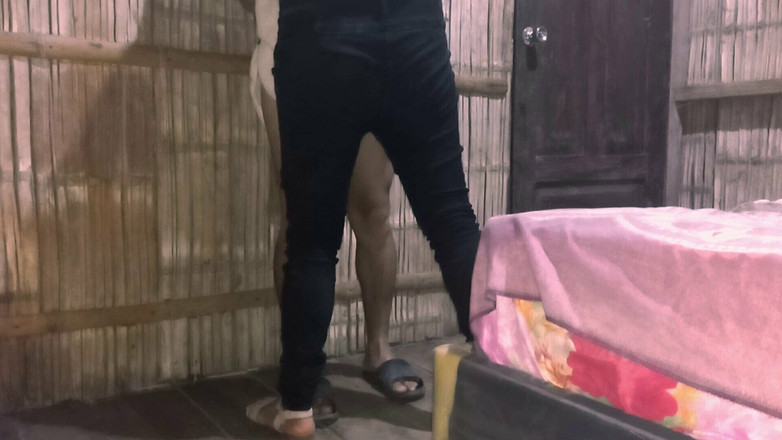 Martin13: 在我继父的房间里做爱...