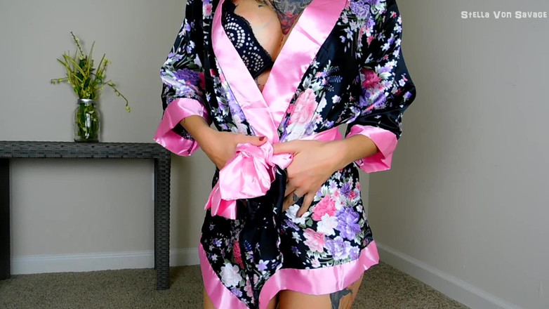 Stella Von Savage: Lesklé saténové robe JOI &amp; POV kouření