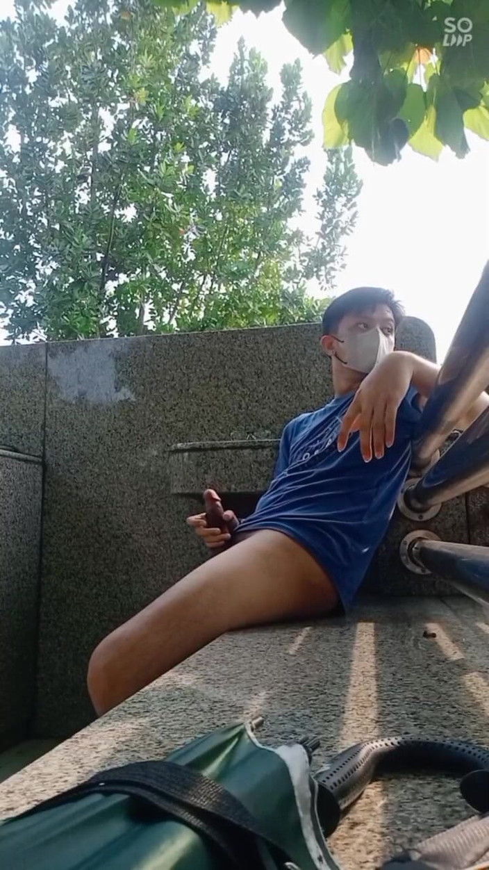 Rent A Gay Productions: Aisa Junger Twink Im Freien Wichsen Und Kommen