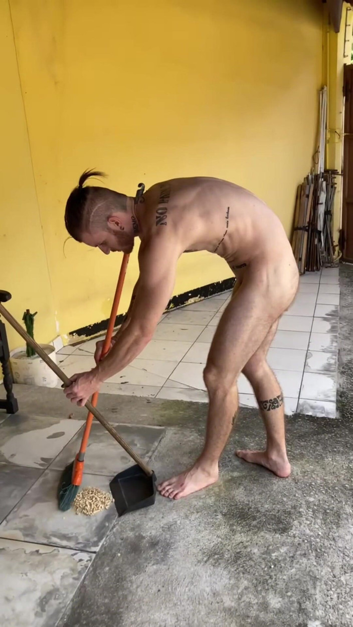 carmonaoficial: Je suis allé nettoyer la cour, je me suis excité,...