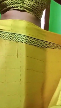 Ammu büyük göğüslerini gösteriyor ve sari değiştiriyor
