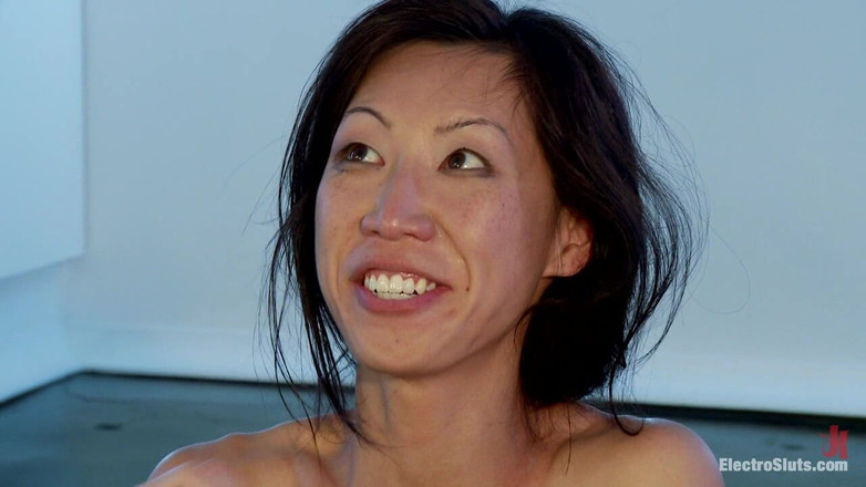 Electrosluts by Kink: ティア・リンがダブルペネトレーションで激しい電気セックスを受け入れる!